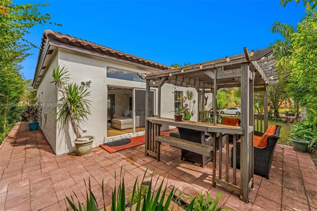 Под контрактом: $799,000 (4 спален, 2 ванн, 1915 Квадратных фут)