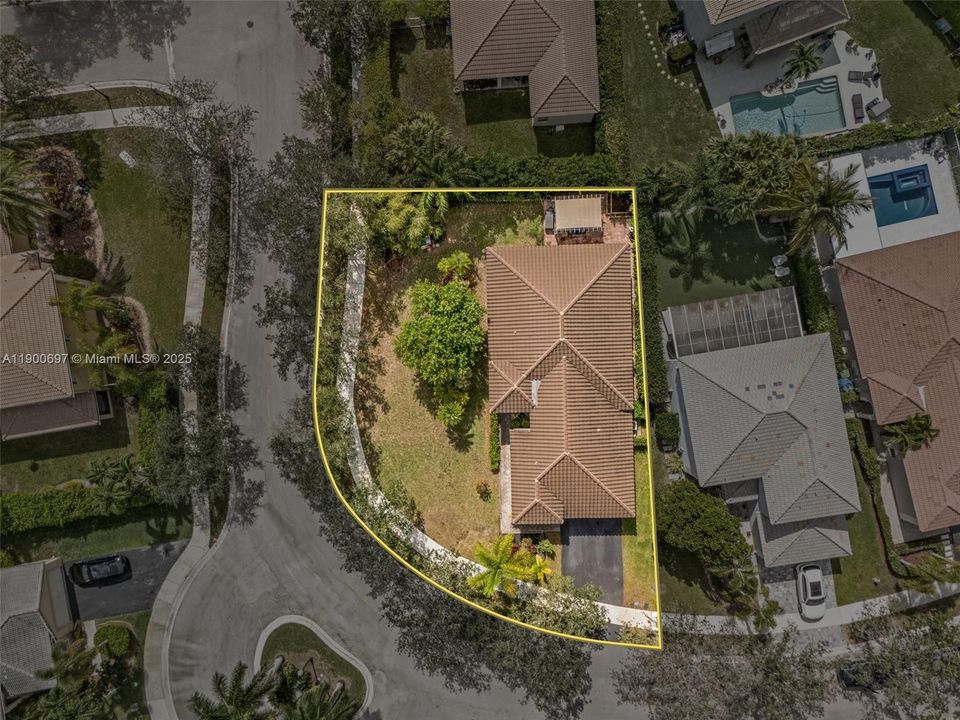 Под контрактом: $799,000 (4 спален, 2 ванн, 1915 Квадратных фут)