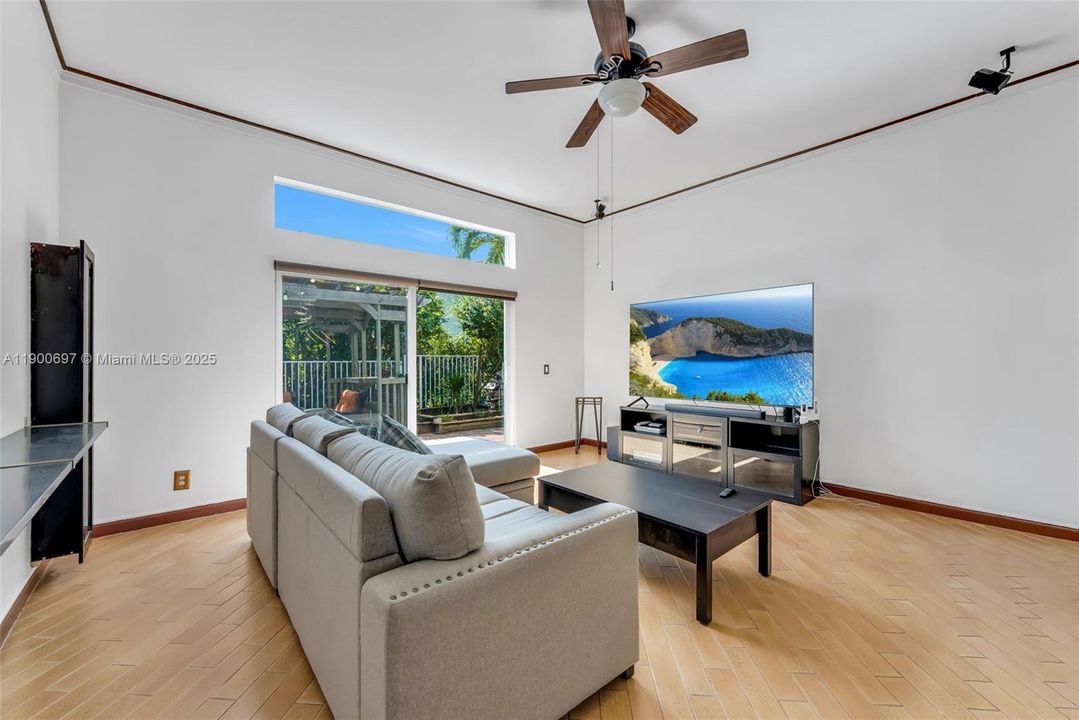 Под контрактом: $799,000 (4 спален, 2 ванн, 1915 Квадратных фут)