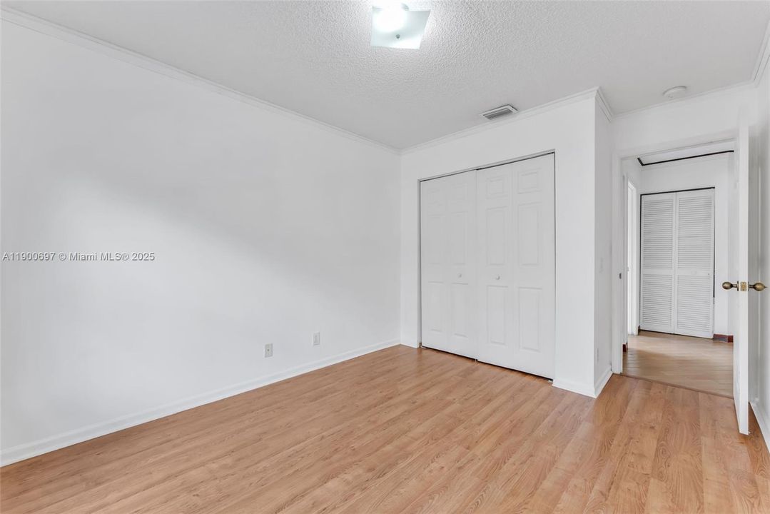 Под контрактом: $799,000 (4 спален, 2 ванн, 1915 Квадратных фут)