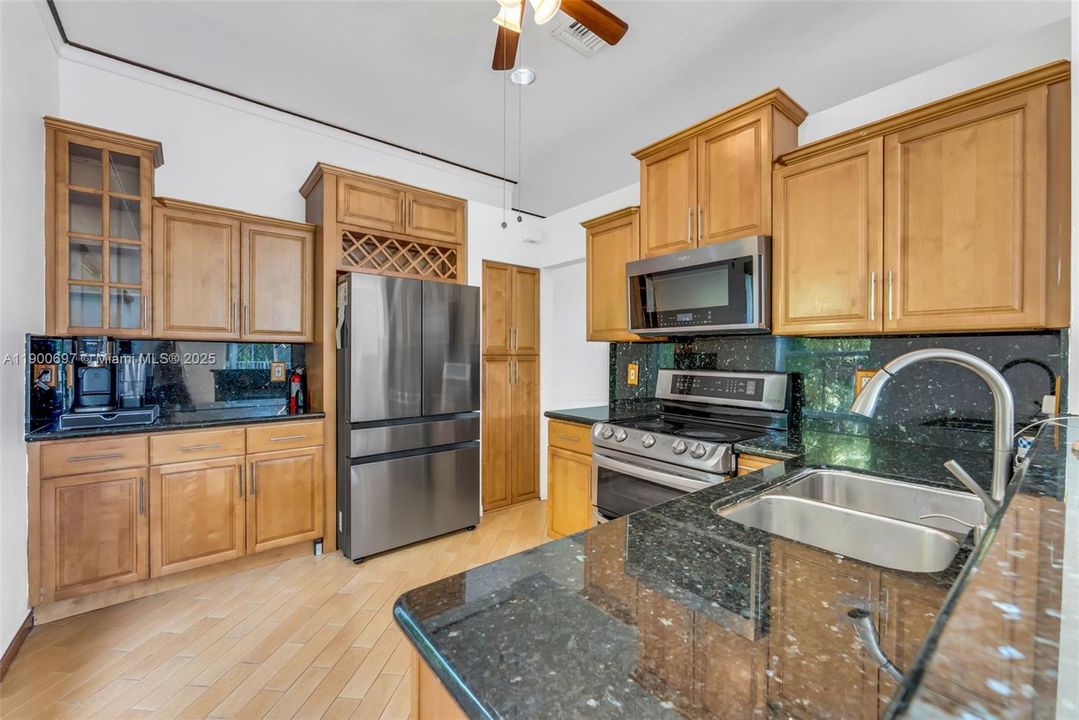 Под контрактом: $799,000 (4 спален, 2 ванн, 1915 Квадратных фут)