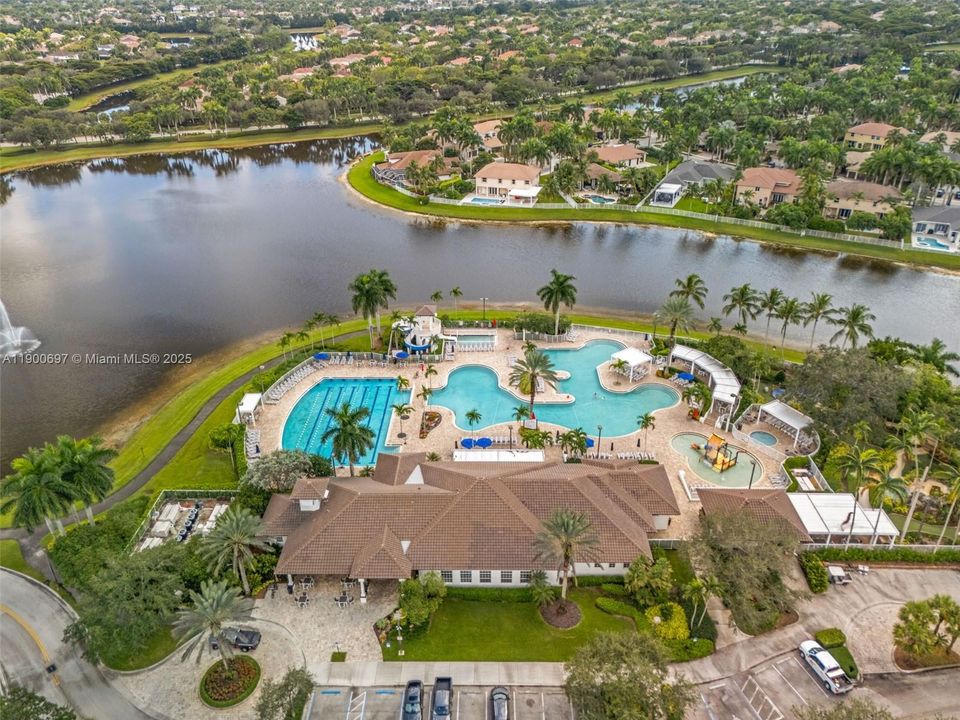 Под контрактом: $799,000 (4 спален, 2 ванн, 1915 Квадратных фут)