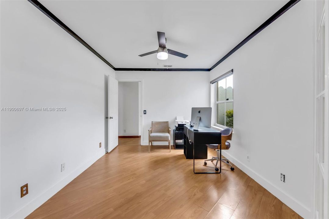 Под контрактом: $799,000 (4 спален, 2 ванн, 1915 Квадратных фут)