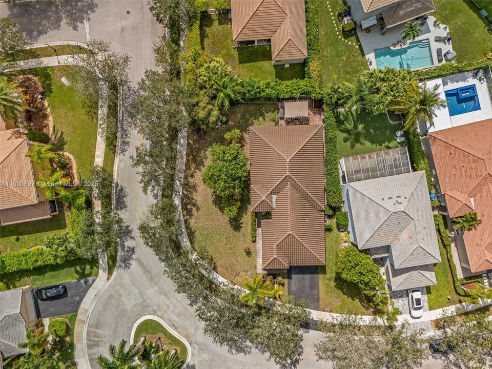 Под контрактом: $799,000 (4 спален, 2 ванн, 1915 Квадратных фут)