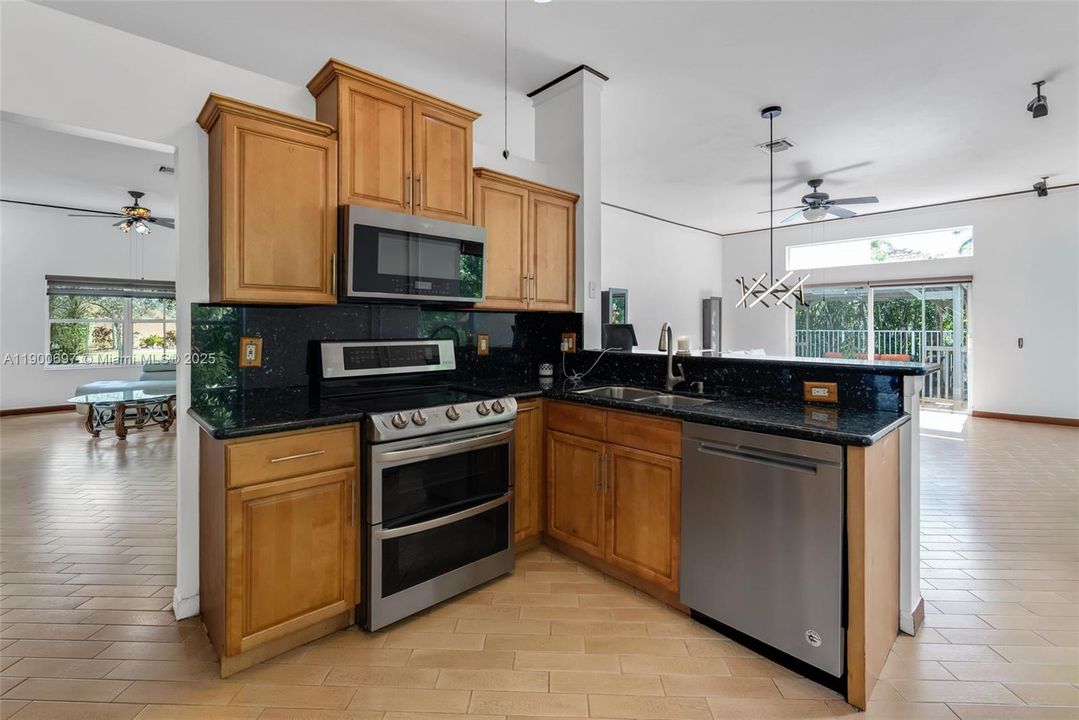 Под контрактом: $799,000 (4 спален, 2 ванн, 1915 Квадратных фут)