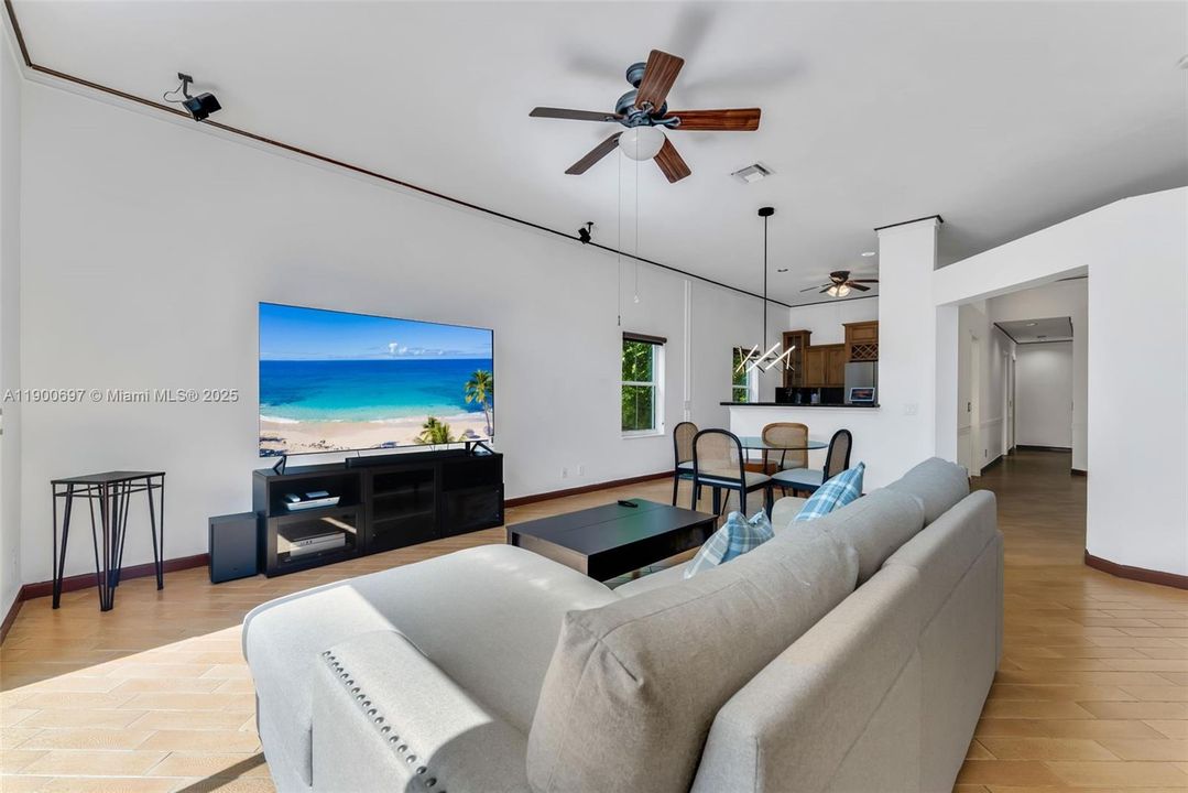 Под контрактом: $799,000 (4 спален, 2 ванн, 1915 Квадратных фут)