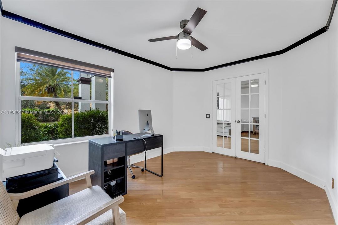 Под контрактом: $799,000 (4 спален, 2 ванн, 1915 Квадратных фут)