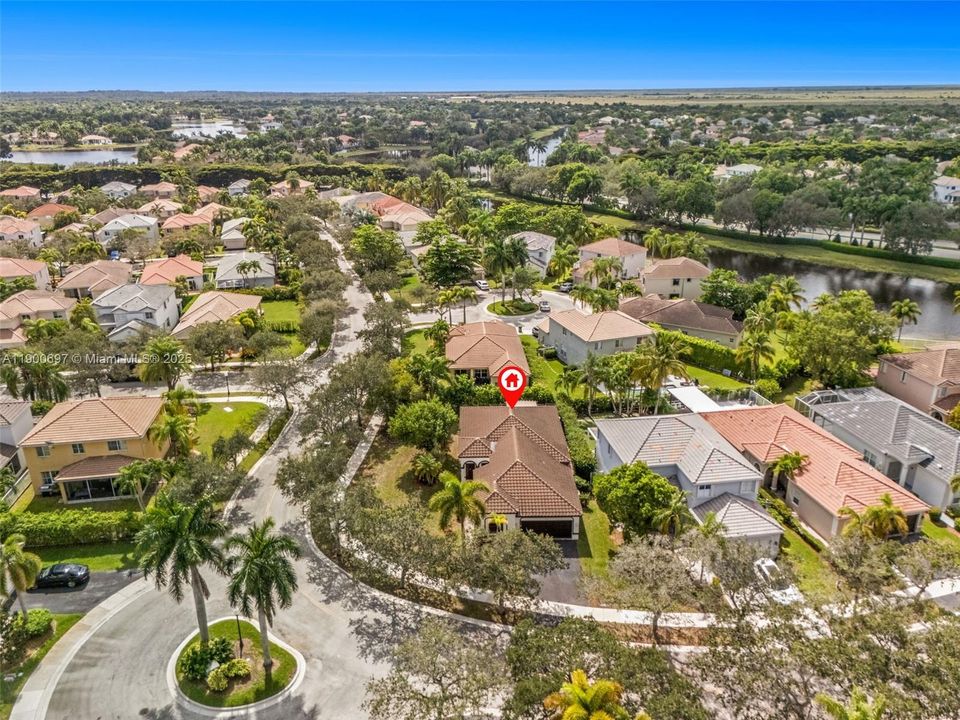 Под контрактом: $799,000 (4 спален, 2 ванн, 1915 Квадратных фут)