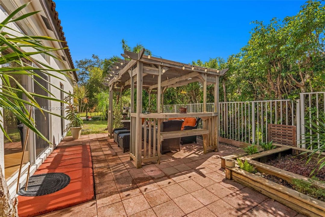 Под контрактом: $799,000 (4 спален, 2 ванн, 1915 Квадратных фут)