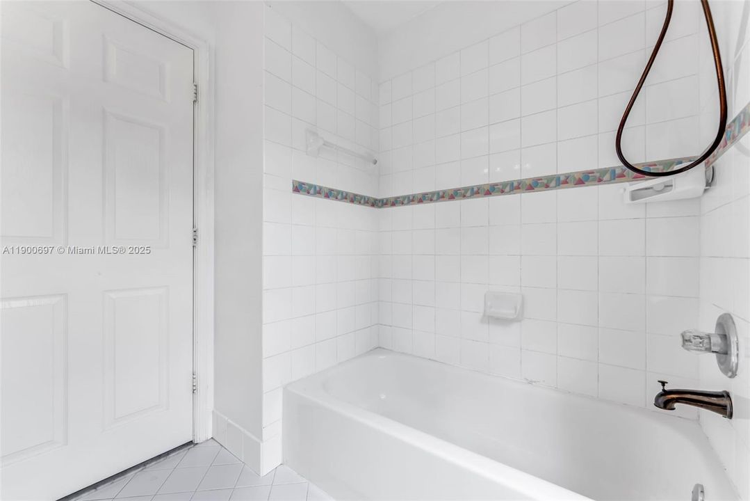 Под контрактом: $799,000 (4 спален, 2 ванн, 1915 Квадратных фут)