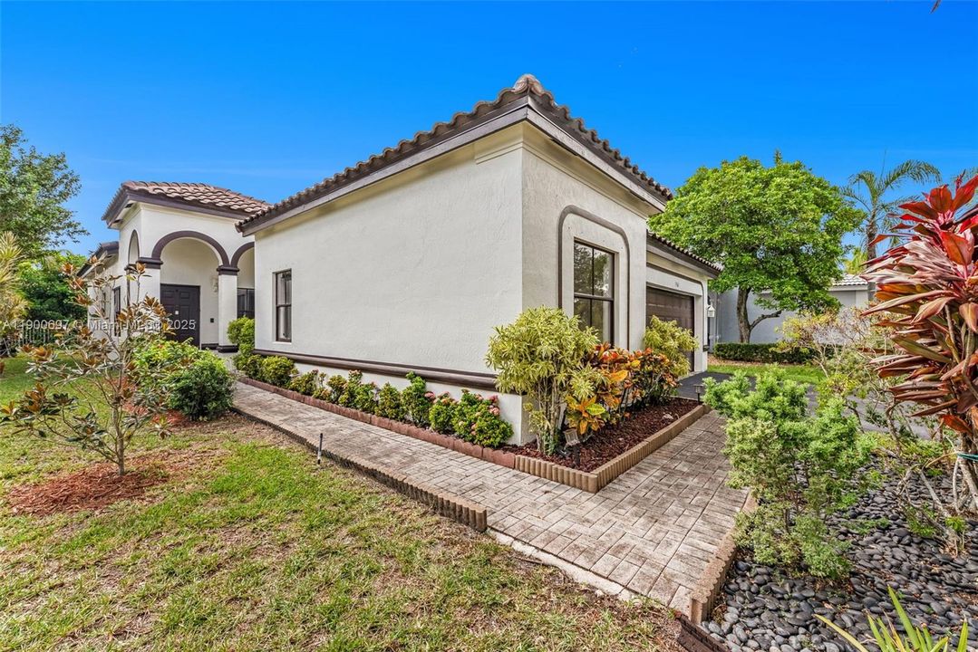 Под контрактом: $799,000 (4 спален, 2 ванн, 1915 Квадратных фут)