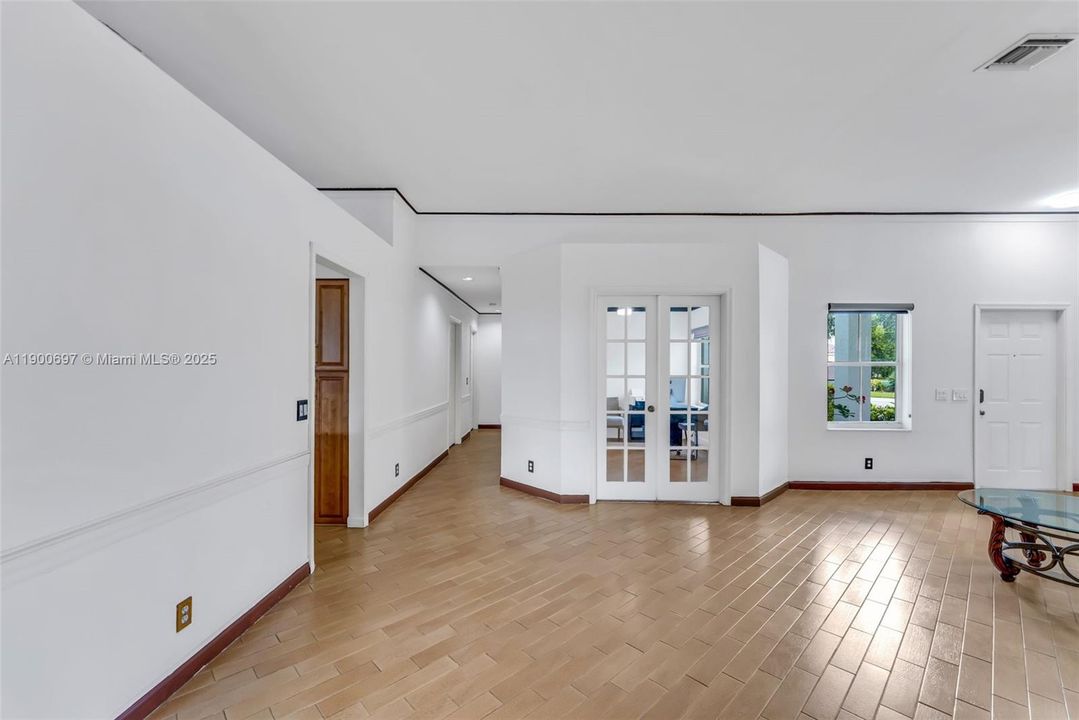 Под контрактом: $799,000 (4 спален, 2 ванн, 1915 Квадратных фут)