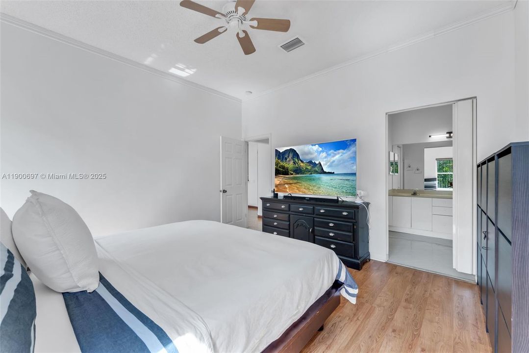 Под контрактом: $799,000 (4 спален, 2 ванн, 1915 Квадратных фут)