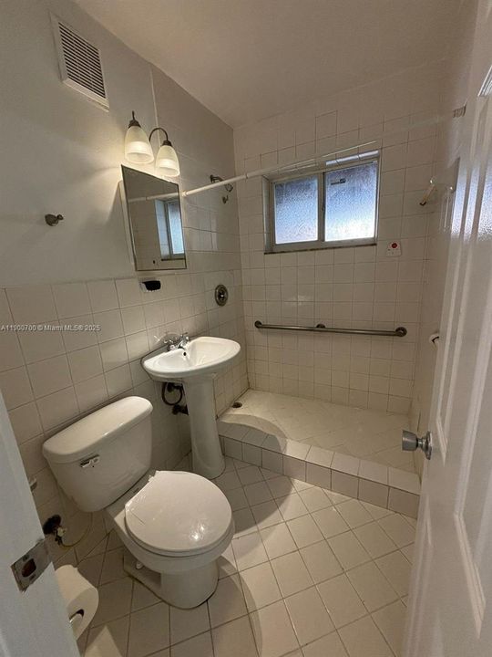 Recently Rented: $1,890 (1 beds, 1 baths, 570 Square Feet)