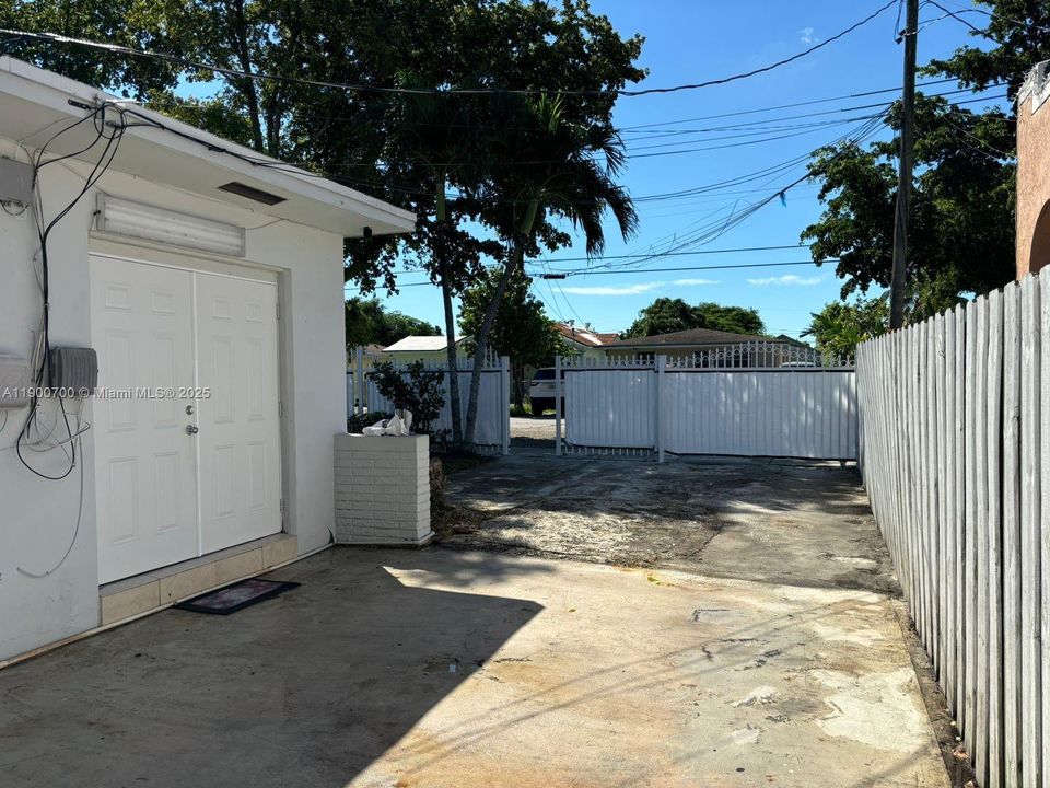 Recently Rented: $1,890 (1 beds, 1 baths, 570 Square Feet)