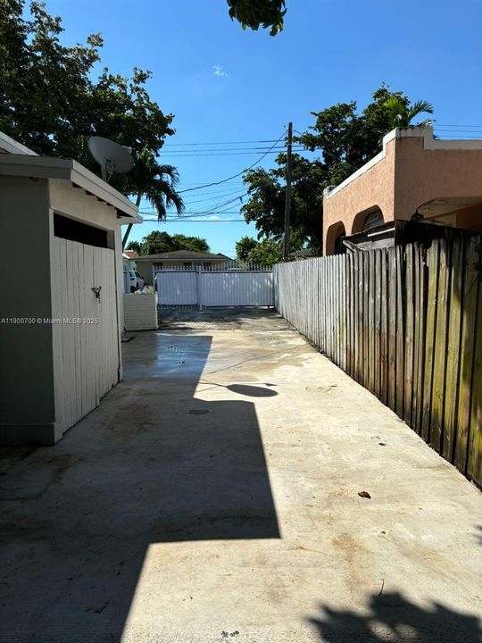 Recently Rented: $1,890 (1 beds, 1 baths, 570 Square Feet)