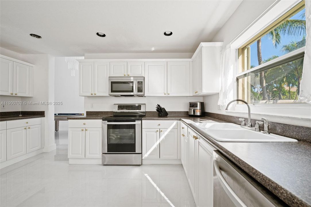 For Sale: $890,000 (5 beds, 3 baths, 3417 Square Feet)