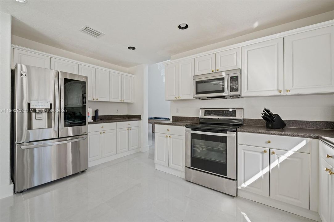 For Sale: $890,000 (5 beds, 3 baths, 3417 Square Feet)