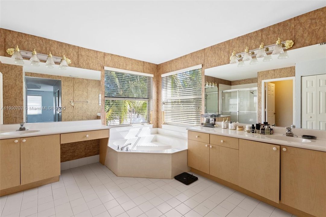 For Sale: $890,000 (5 beds, 3 baths, 3417 Square Feet)