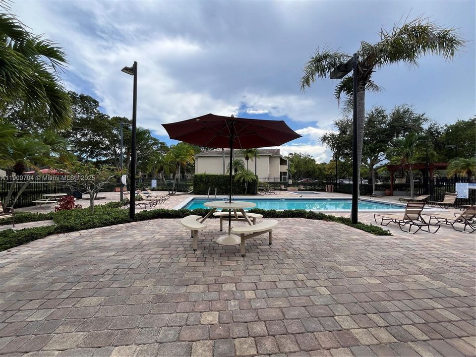 Recently Rented: $2,350 (3 beds, 2 baths, 974 Square Feet)