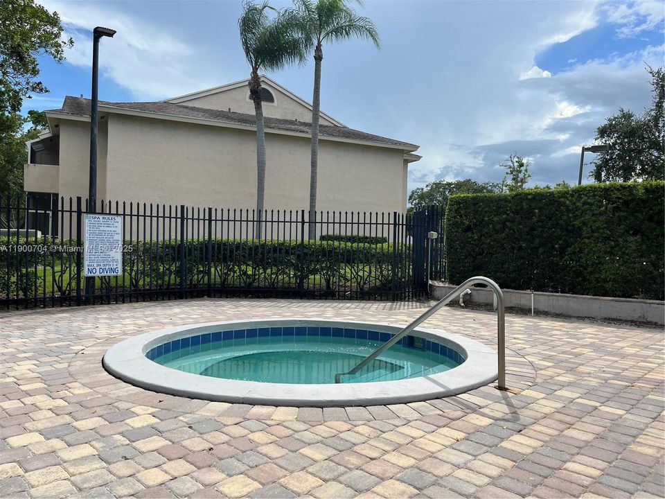 Recently Rented: $2,350 (3 beds, 2 baths, 974 Square Feet)