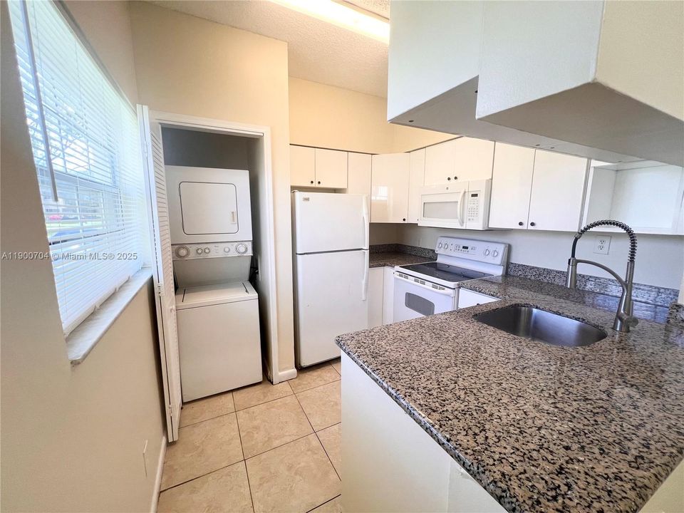 Recently Rented: $2,350 (3 beds, 2 baths, 974 Square Feet)