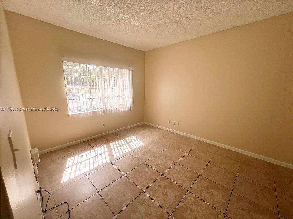Recently Rented: $2,350 (3 beds, 2 baths, 974 Square Feet)