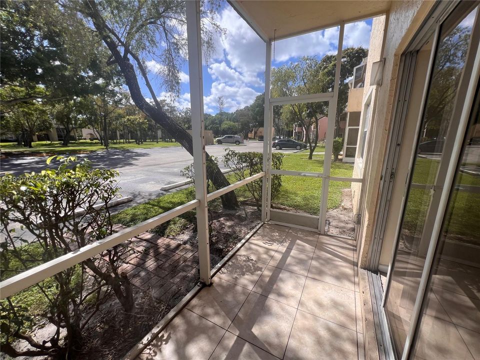 Recently Rented: $2,350 (3 beds, 2 baths, 974 Square Feet)