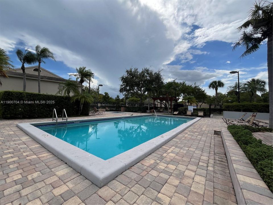 Recently Rented: $2,350 (3 beds, 2 baths, 974 Square Feet)