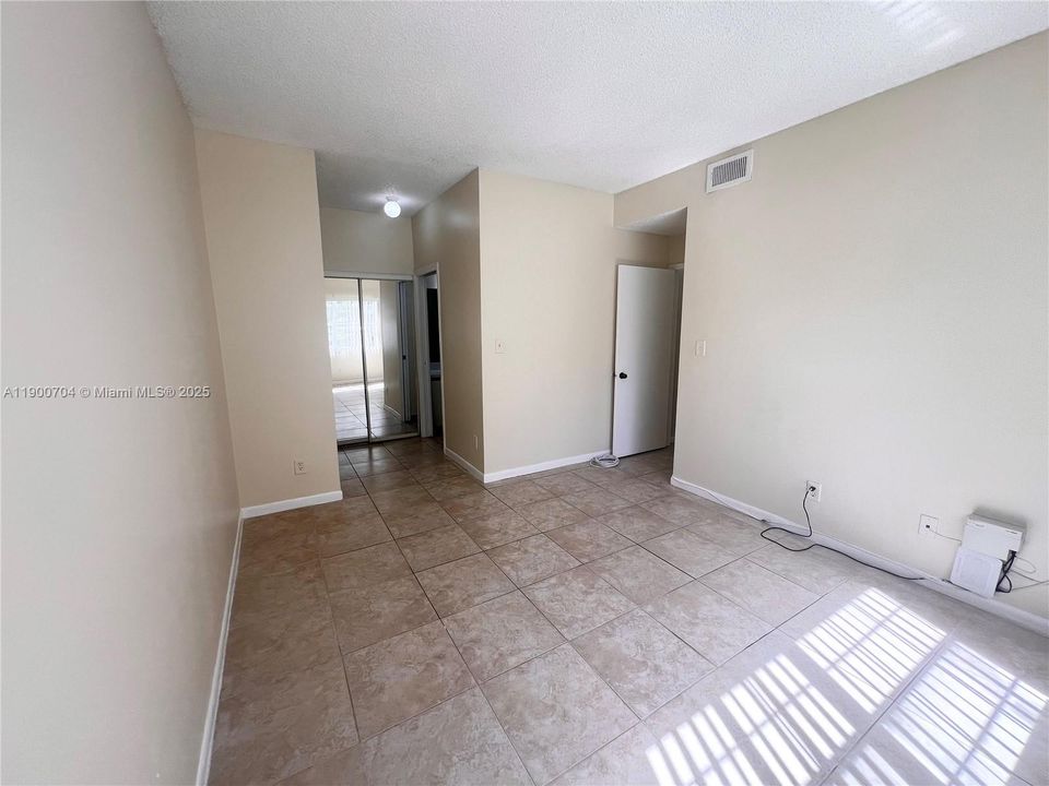 Recently Rented: $2,350 (3 beds, 2 baths, 974 Square Feet)