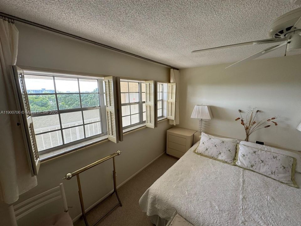 合同活跃: $179,990 (2 贝兹, 2 浴室, 1064 平方英尺)