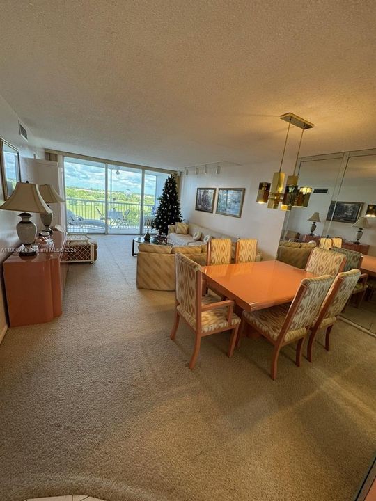 合同活跃: $179,990 (2 贝兹, 2 浴室, 1064 平方英尺)