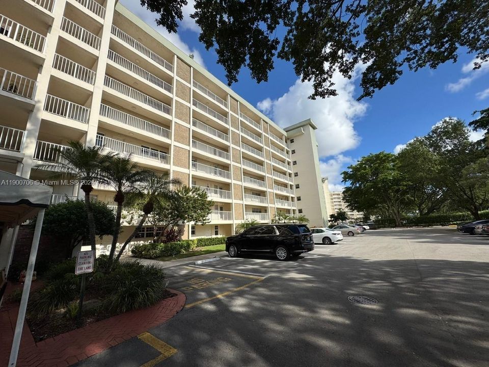 合同活跃: $179,990 (2 贝兹, 2 浴室, 1064 平方英尺)