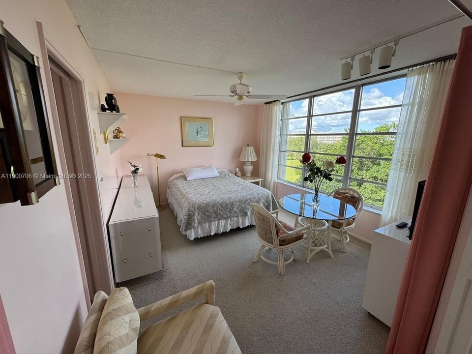 合同活跃: $179,990 (2 贝兹, 2 浴室, 1064 平方英尺)