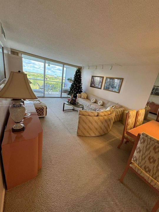 合同活跃: $179,990 (2 贝兹, 2 浴室, 1064 平方英尺)