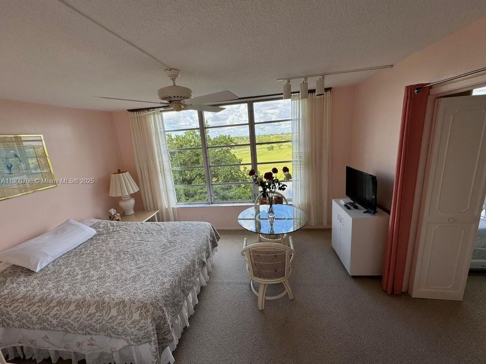 合同活跃: $179,990 (2 贝兹, 2 浴室, 1064 平方英尺)