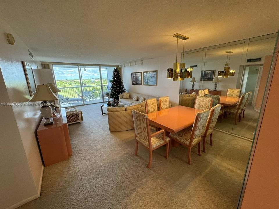 合同活跃: $179,990 (2 贝兹, 2 浴室, 1064 平方英尺)