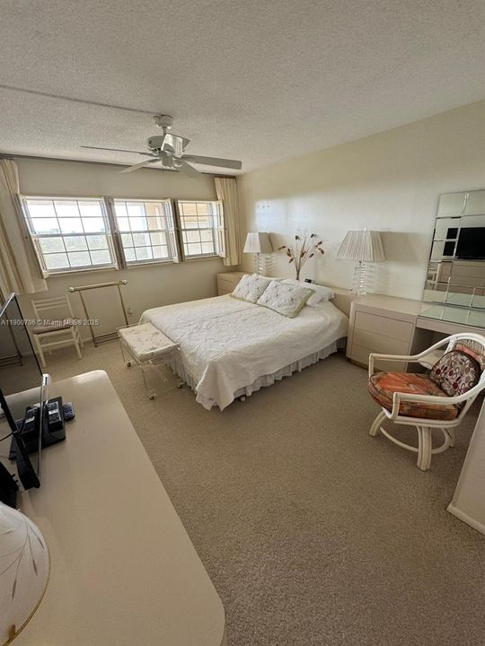 合同活跃: $179,990 (2 贝兹, 2 浴室, 1064 平方英尺)