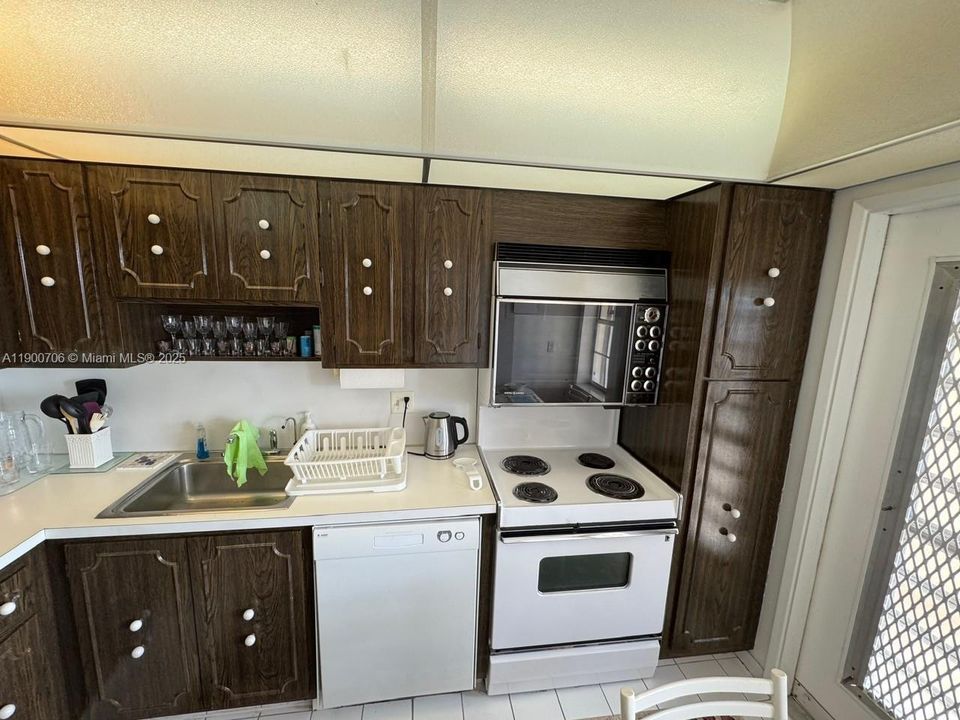 合同活跃: $179,990 (2 贝兹, 2 浴室, 1064 平方英尺)