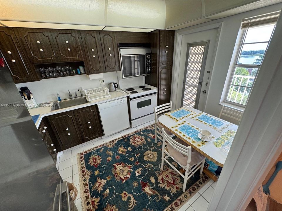 合同活跃: $179,990 (2 贝兹, 2 浴室, 1064 平方英尺)