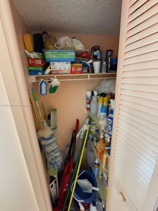 合同活跃: $179,990 (2 贝兹, 2 浴室, 1064 平方英尺)