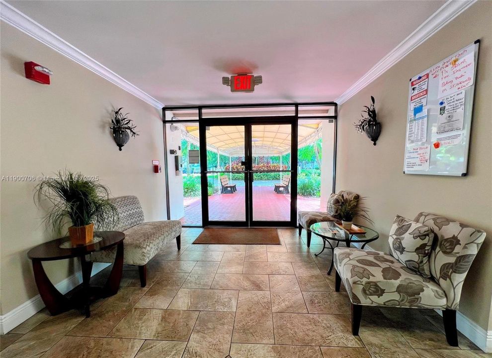 合同活跃: $179,990 (2 贝兹, 2 浴室, 1064 平方英尺)