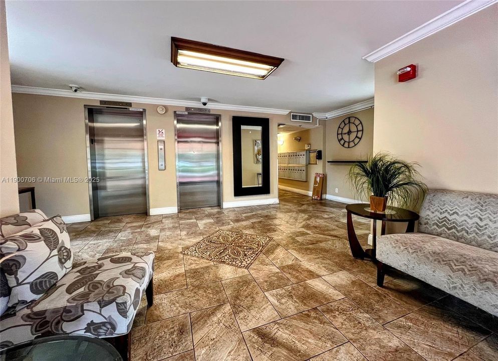 合同活跃: $179,990 (2 贝兹, 2 浴室, 1064 平方英尺)