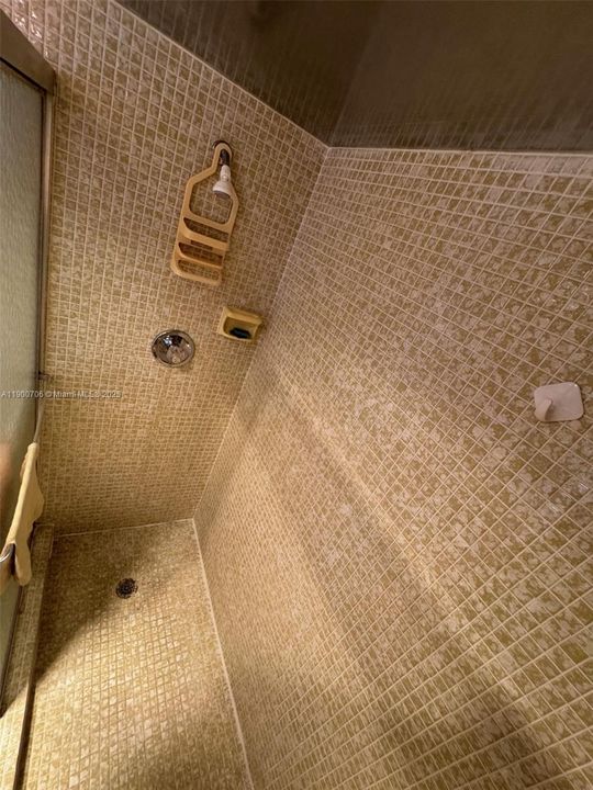 合同活跃: $179,990 (2 贝兹, 2 浴室, 1064 平方英尺)