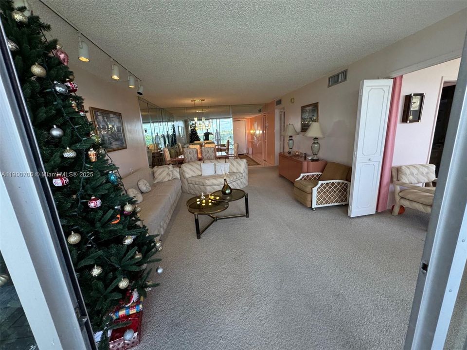 合同活跃: $179,990 (2 贝兹, 2 浴室, 1064 平方英尺)