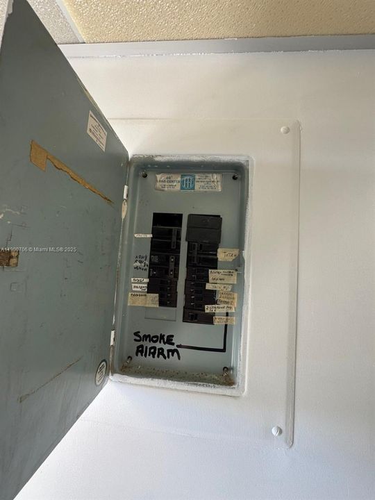 合同活跃: $179,990 (2 贝兹, 2 浴室, 1064 平方英尺)