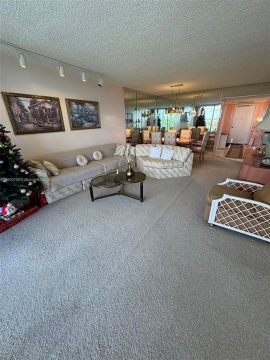 合同活跃: $179,990 (2 贝兹, 2 浴室, 1064 平方英尺)