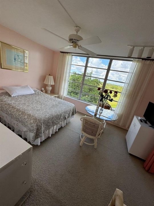 合同活跃: $179,990 (2 贝兹, 2 浴室, 1064 平方英尺)