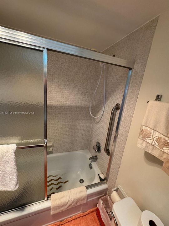 合同活跃: $179,990 (2 贝兹, 2 浴室, 1064 平方英尺)