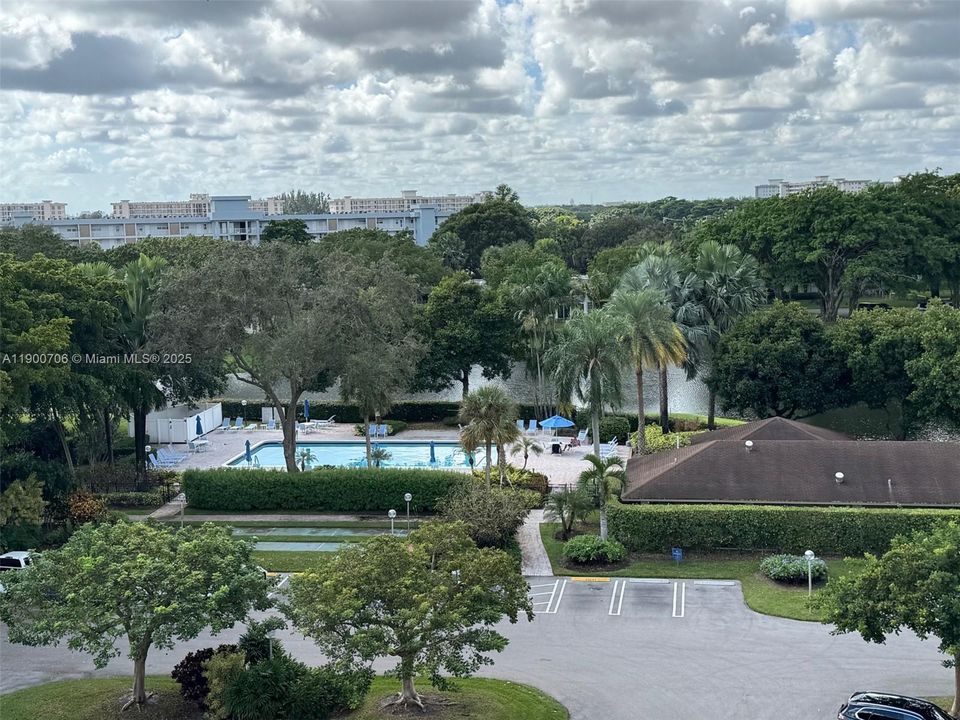 合同活跃: $179,990 (2 贝兹, 2 浴室, 1064 平方英尺)